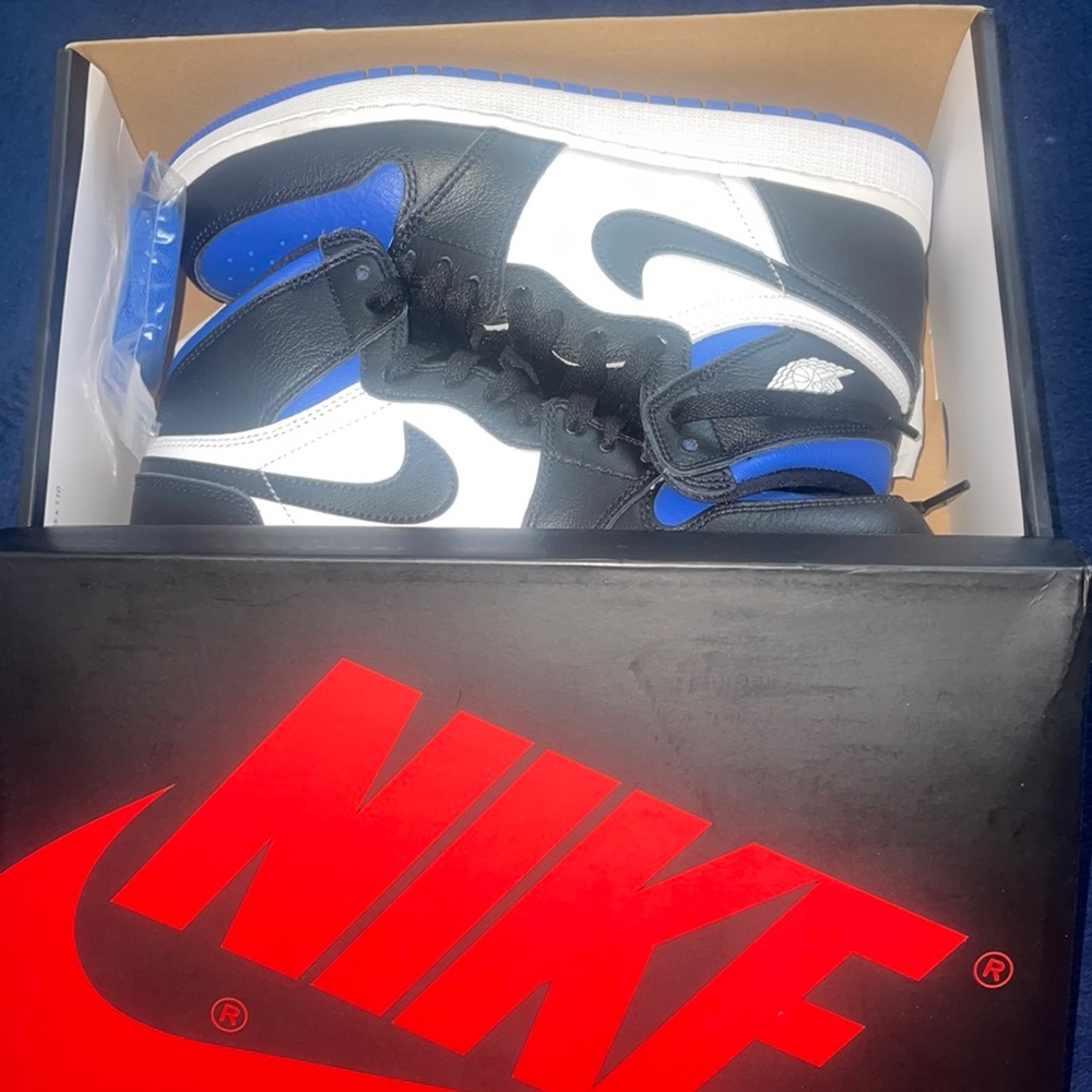 Used Nike Royal blue black and white in great condition size 7